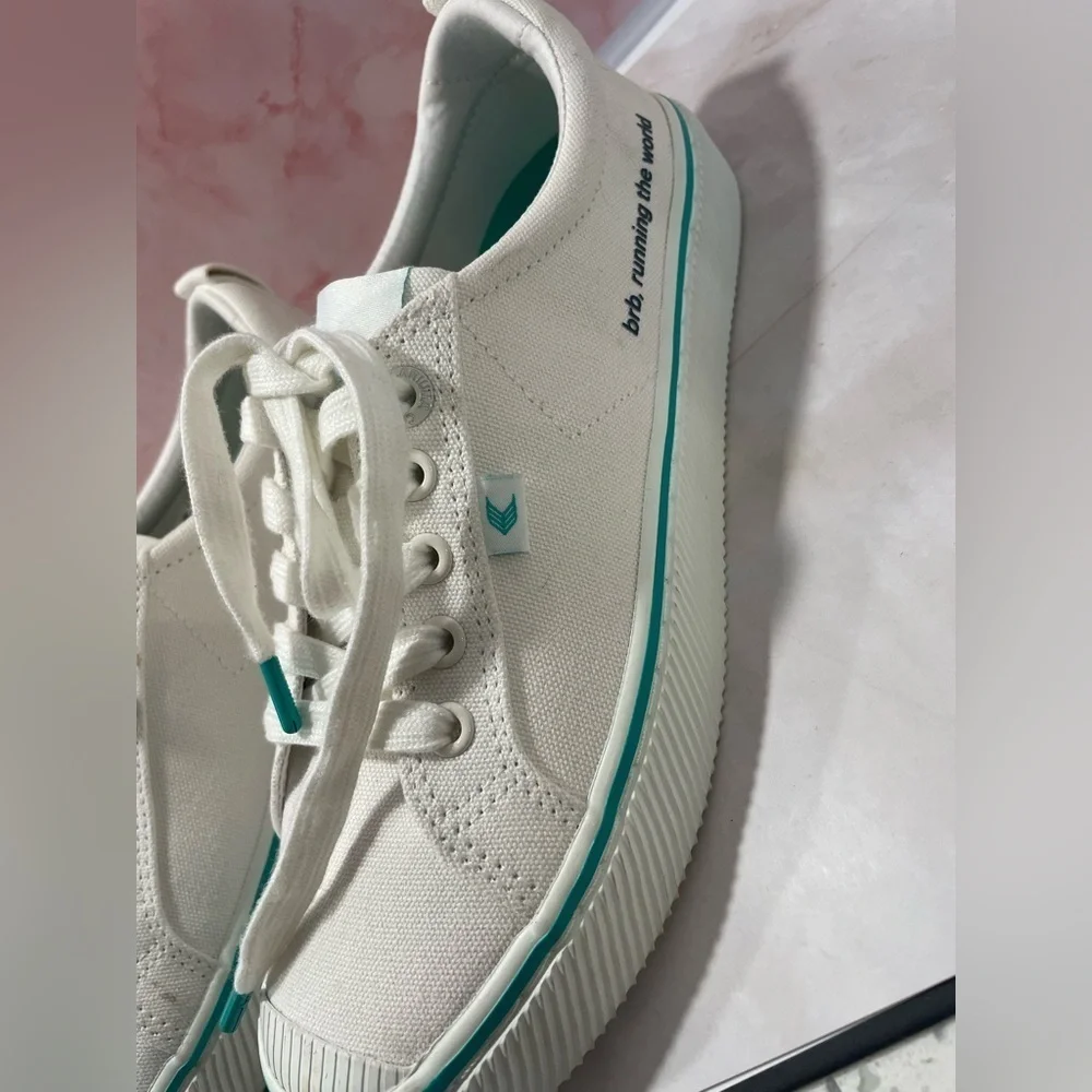 Cariuma Woman’s ’The Skimm’ Off White Canvas Sneaker Size 8 OCA Low